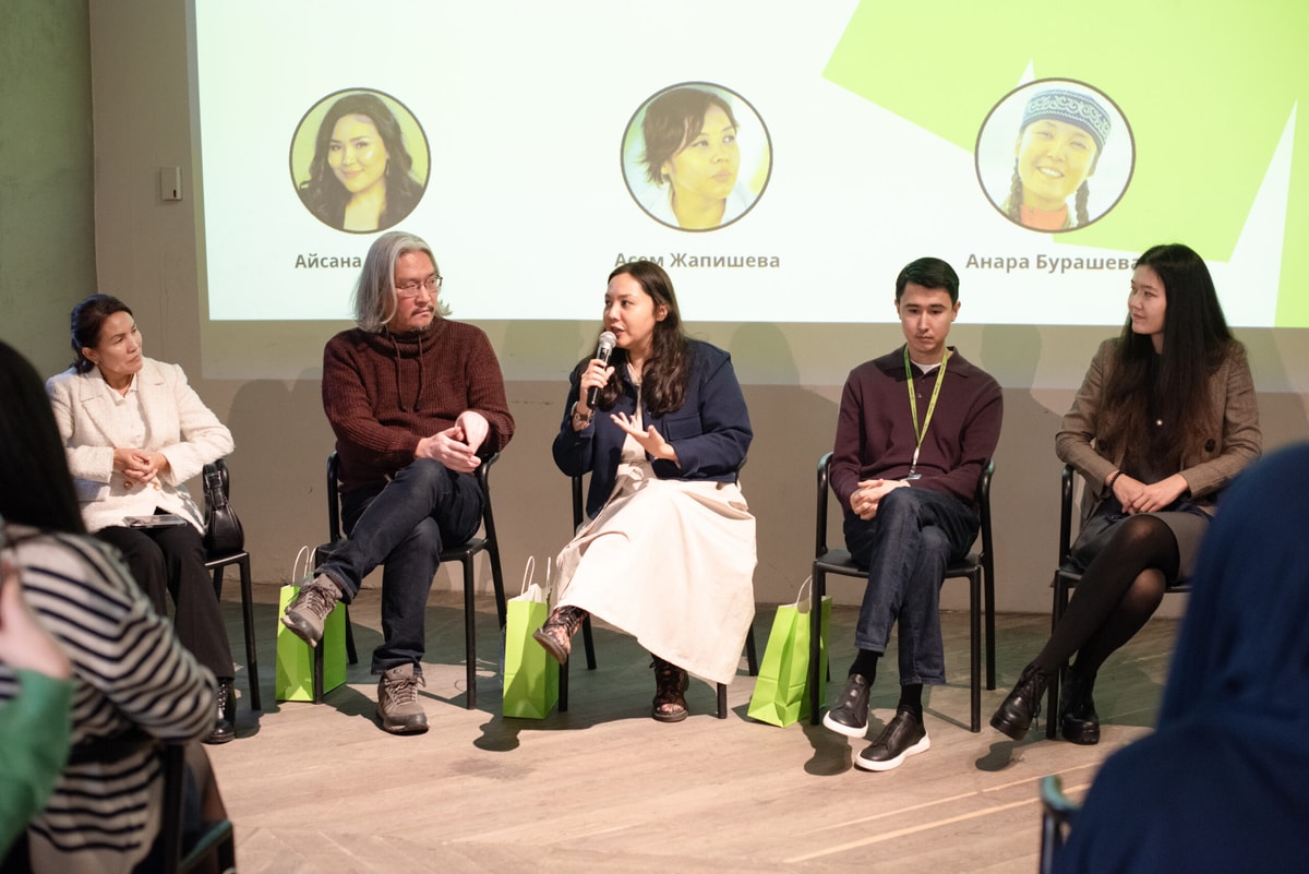 "Үйде отыру керек еді": белсенділер Қазақстандағы әйелдер құқығын қорғау мәселесін талқылады