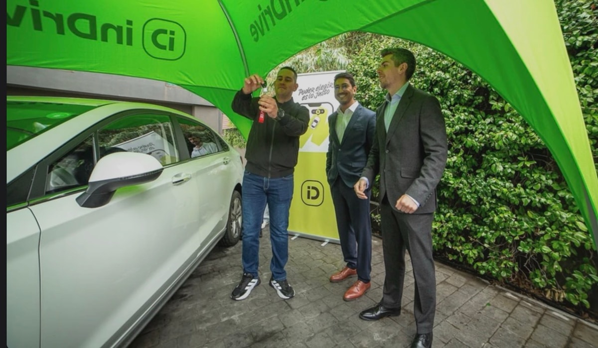 inDrive y BAIC entregan auto 100% eléctrico